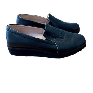 Taryn Rose Rafaella Loafers Black Leather Embossed Rose Wedge Size 9